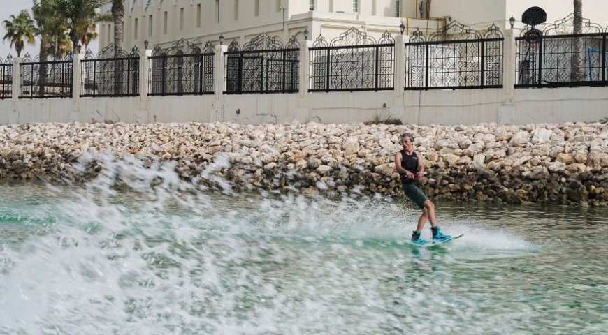 wakesurfing wakeboarding